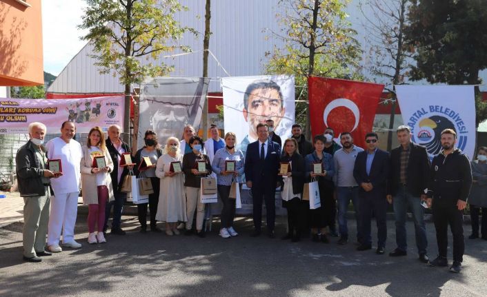 Kartal Belediyesi’nden 4 Ekim Dünya Hayvanları Koruma Günü’nde hayvan dostlarına teşekkür plaketi