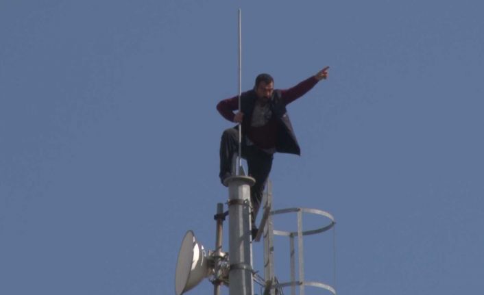 Kartal’da simit satması engellenen kişi verici kulesine çıktı