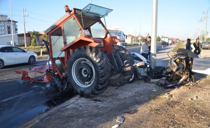 Kavşakta tırın ve otomobilin çarptığı traktör ikiye bölündü: 1 ölü, 2 yaralı