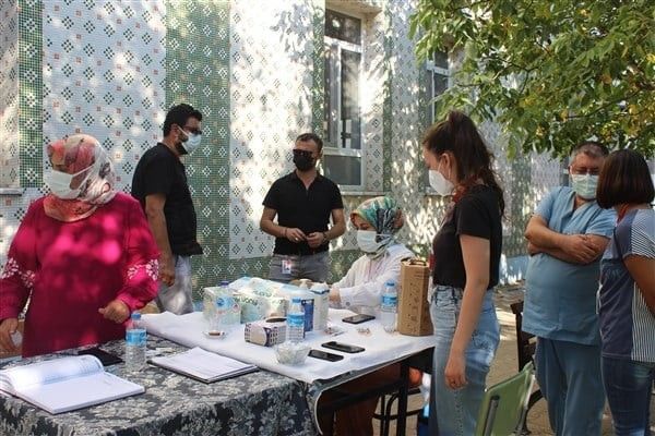 Kaymakam Ünal aşılarını yaptırmaları için vatandaşlar ile bir araya geliyor