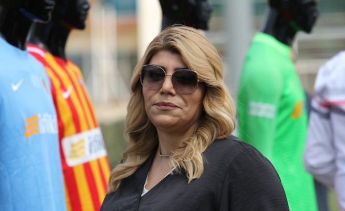 Kayserispor Başkanı Berna Gözbaşı, kadın futbol takımı aldı