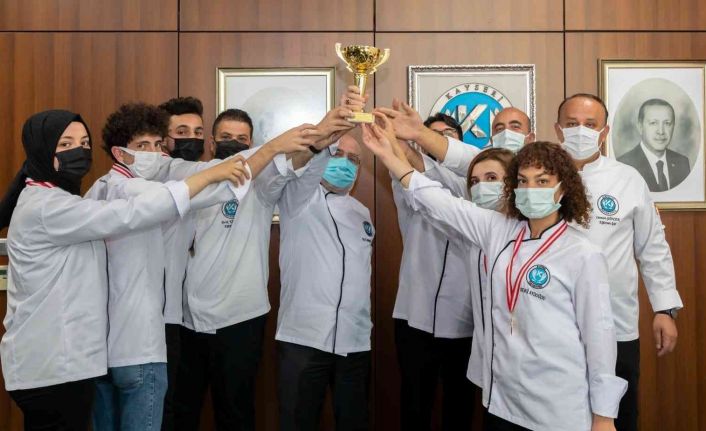 KAYÜ Rektörü, Modern Türk Mutfağı Yarışmasından Ödülle Dönen Öğrencilerini Kabul Etti