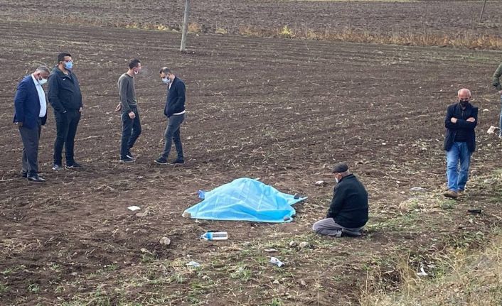 Kazada ölen kızının başından ayrılmadı