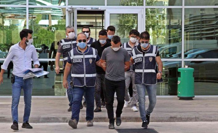 Kendilerini polis olarak tanıtıp Ürdün uyruklu vatandaşa dehşet yaşattılar