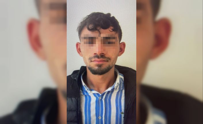 Kendini polis olarak tanıttı, altın ve paraları alarak kaçmaya çalışırken bekçilere yakalandı