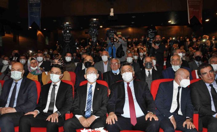 Kılıçdaroğlu Kars’ta STK’lara seslendi: "Kars’ta milletvekilimiz yok. Bunun kabahati Karslılarda değil. CHP’nin Genel Başkanı olarak söylüyorum kabahati bizde"