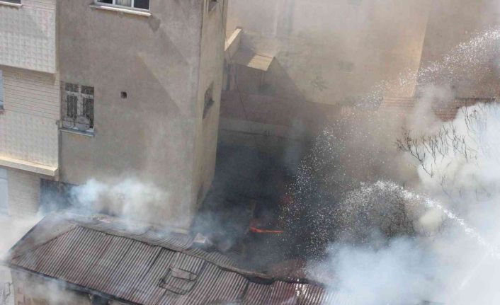 Kilis’te ev yangını çevredeki binaları tehdit ediyor
