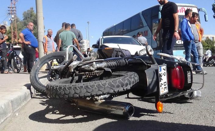 Kilis’te otomobil motosikletle çarpıştı: 2 ağır yaralı