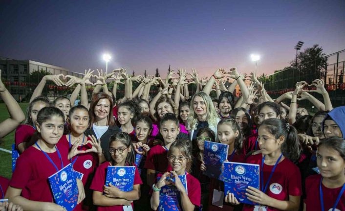 Kız çocuklarına burs imkanı verecek ‘İlham Veren Adımlar’ kitabı, Kır Çiçekleriyle buluştu