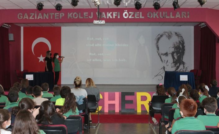 Kolej öğrencilerine dünya kültürleri tanıtılıyor