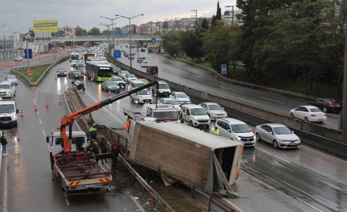 Kontrolden çıkan kamyonet bariyerlerin üzerine devrildi: 2 yaralı