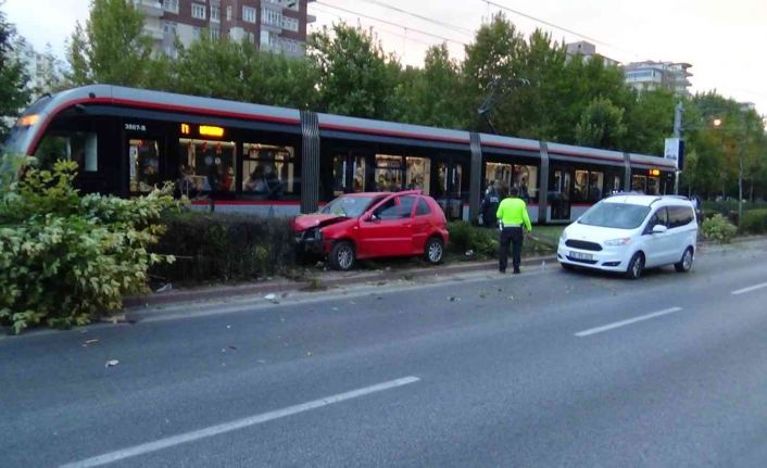 Kontrolü kaybolan otomobil tramvay yoluna uçtu