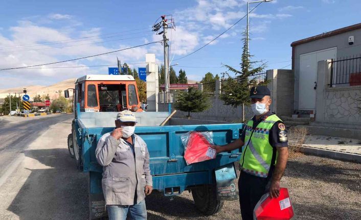 Korkuteli’de jandarma, traktör sürücülerine reflektör dağıttı