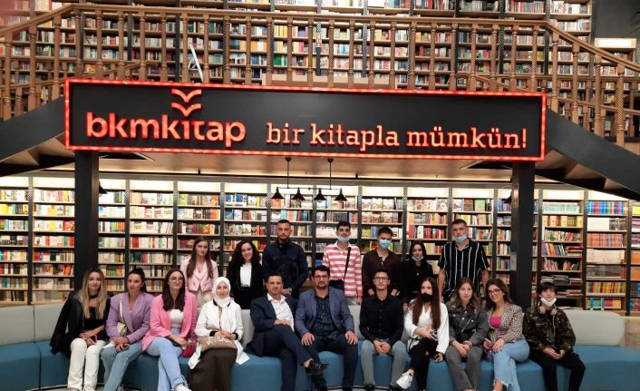 Kosovalı öğrencilerden Avrupa’nın en büyük kitabevine ziyaret