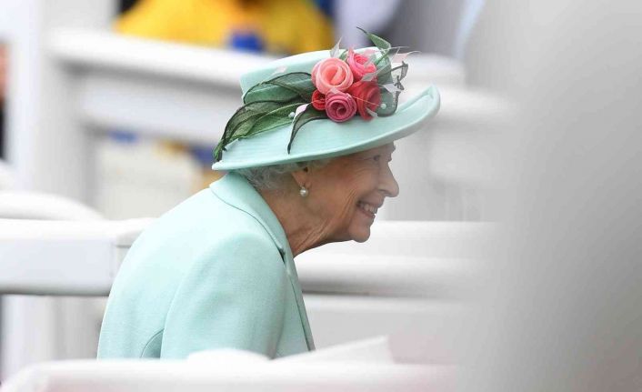 Kraliçe II. Elizabeth doktor tavsiyesi üzerine Kuzey İrlanda gezisini iptal etti