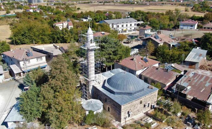 Leyleklerin yuva yapması nedeniyle yenileme çalışmaları ertelenen 386 yıllık caminin restorasyonu tamamlandı