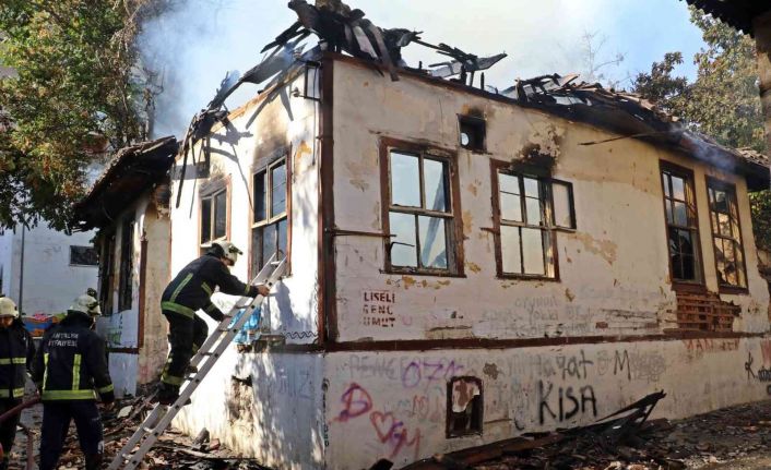 Mahalleliyi canından bezdiren metruk ev yangınları, muhtarı isyan ettirdi