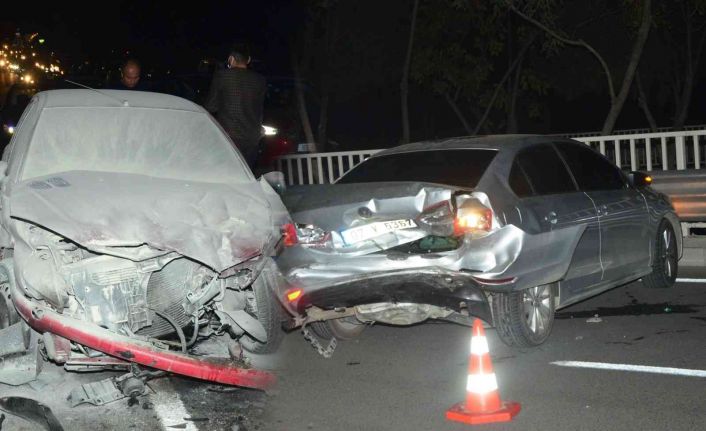 Makas attığı iddia edilen sürücü kaza yaparak 4 araca zarar verdi