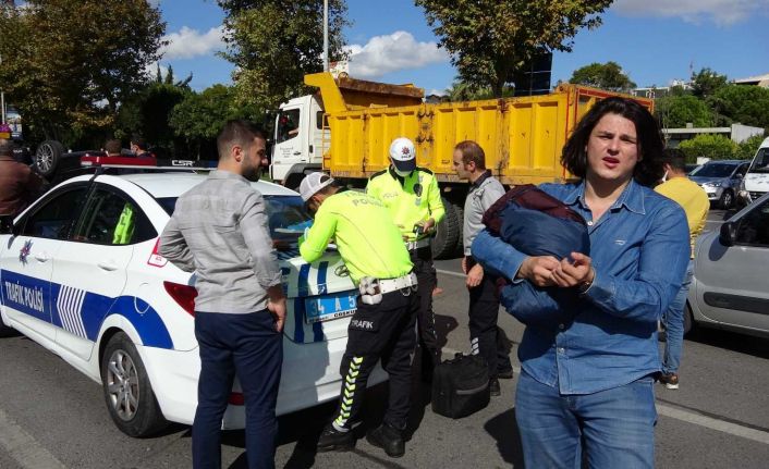 Maltepe sahil yolunda 2 lüks otomobil takla atı: 2 yaralı