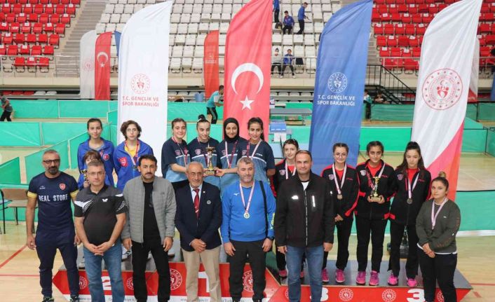 Masa tenisinde dereceye giren takımlara kupaları ve madalyaları verildi