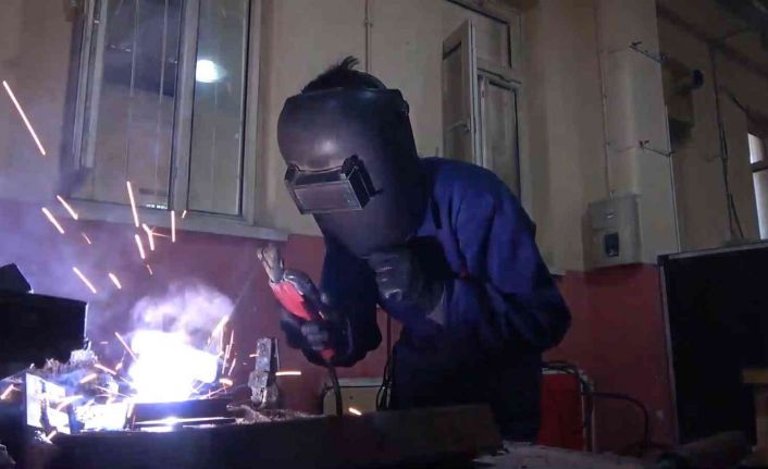 Meslek lisesi öğrencileri "eğitim" için ter döküyor: Ülke ekonomisine yılda 1 milyon 200 bin lira katkı sağlıyor