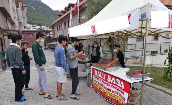 Mevlid Kandilinde lokma dağıtıldı