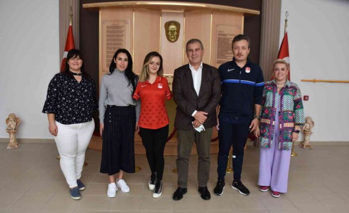 Millî yüzücü Sümeyye Boyacı’dan Gençlik ve Spor İl Müdürü Tatlısu’ya ziyaret