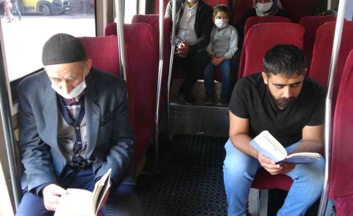 Minibüs şoförü kitap sevgisini yolcularına aşılıyor