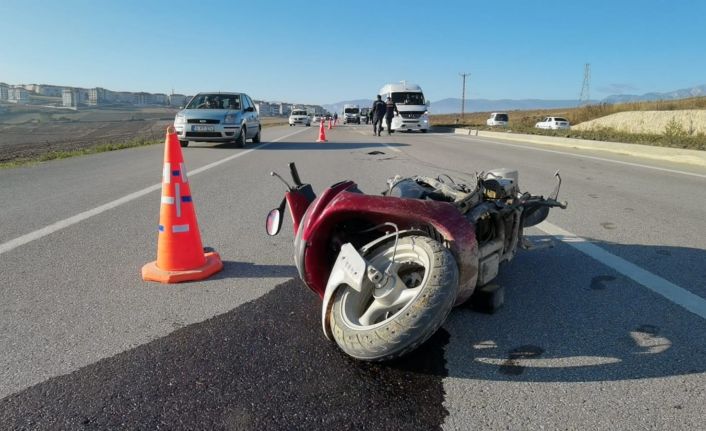Minibüsle çarpışan motosiklet sürücüsünü yoldan geçen sağlıkçı kalp masajıyla hayata döndürdü