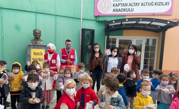 Minik öğrenciler hayvan sevgisi aşılanıyor