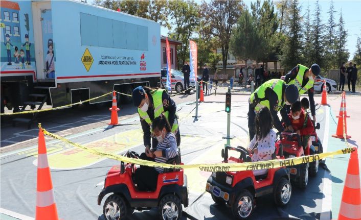Minik öğrencilere ’Mobil Trafik Eğitim Tırı’ ile uygulamalı trafik eğitimi verildi