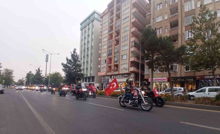 Motor tutkunları, Cumhuriyetin 98’nci yıl dönümü için Türk bayraklarıyla Diyarbakır’ı turladı