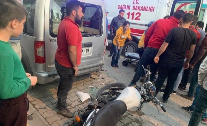 Motosiklet sürücüsü ticari araca duvara çarpar gibi çarptı, araç sahibinin tavırları vatandaşları kızdırdı