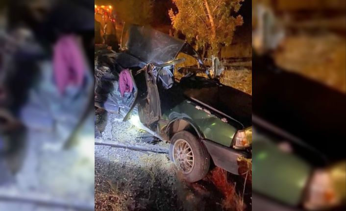 Motosiklete çarpan otomobil ardından karşı yönden gelen kamyonla çarpıştı: 2 kardeş öldü, 1 yaralı