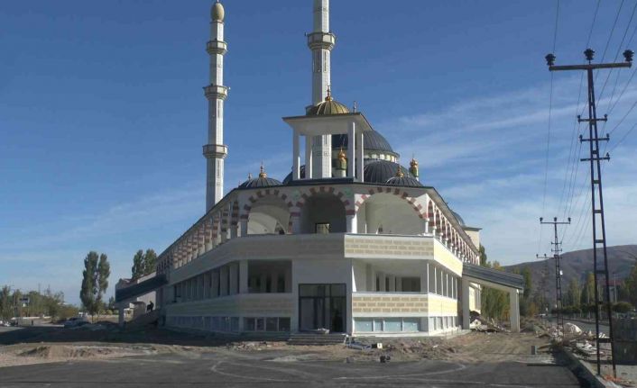 Muş’ta 3 bin 700 kişilik Osmanlı ve Selçuklu mimarisine uygun cami inşa edildi