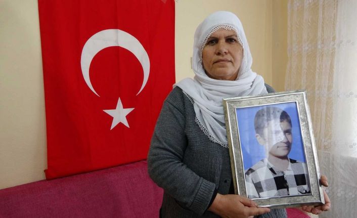 Muş’ta evlat nöbetini sürdüren anne, oğluna kavuşacağı günü bekliyor