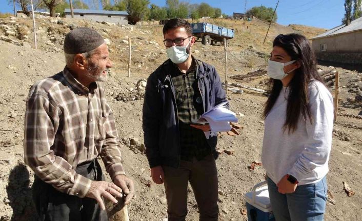 Muş’ta sağlıkçılar vatandaşlara aşı hizmeti ulaştırmak için kapı kapı geziyor