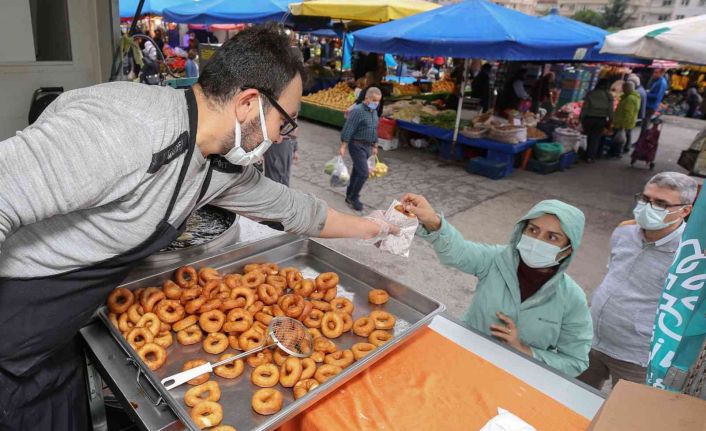 Nilüfer’de Mevlit Kandili’nde vatandaşlara lokma ikramı