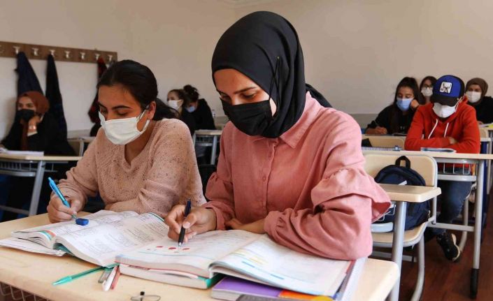Öğrenciler, Van Büyükşehir Belediyesinin Sürekli Eğitim Merkezi ile üniversiteye hazırlanıyor