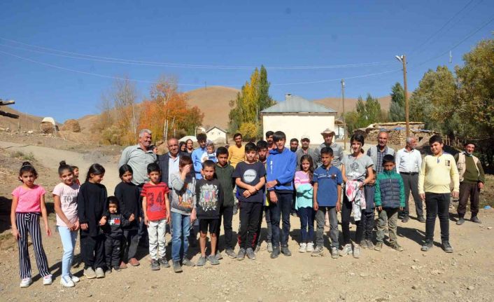 Okula ulaşmak için her gün kendi imkanlarıyla 30 kilometre yol gidiyorlar