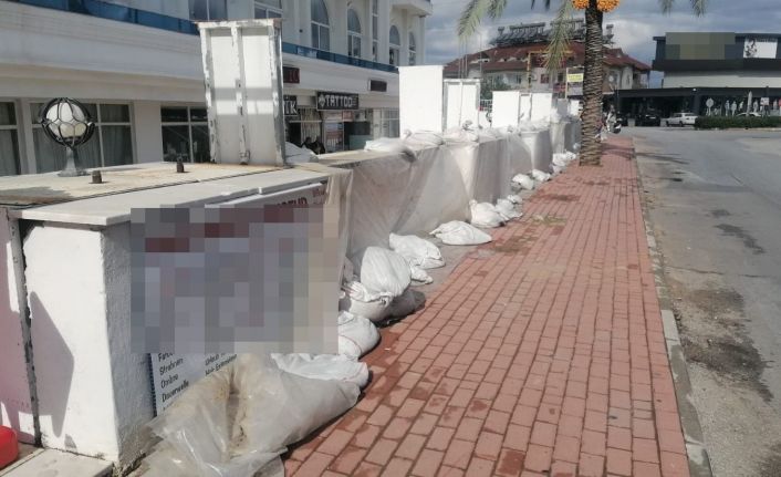 Otel sahibinin kum torbalı, muşambalı sel önlemi, işyeri sahiplerini çileden çıkardı