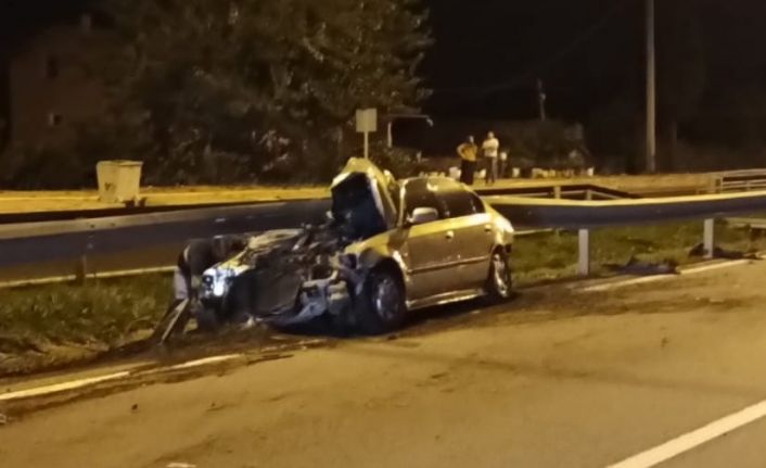 Otomobil bariyerlere çarptı: 2 yaralı