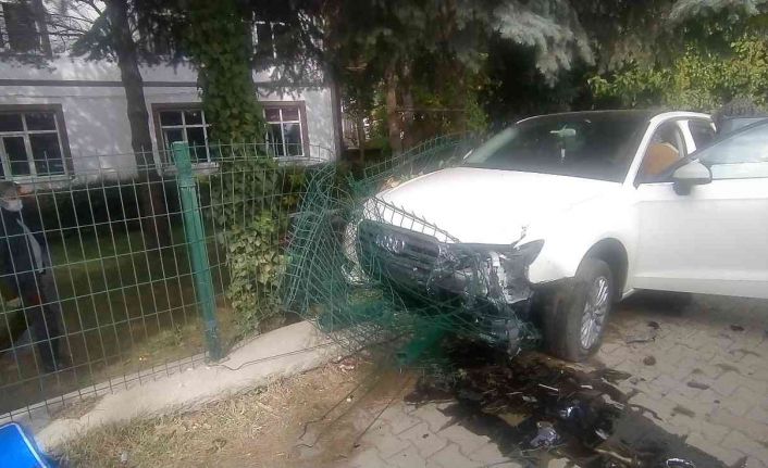 Otomobil okul bahçesinin demir çitlerine çarptı, sürücü burnu bile kanamadan kurtuldu