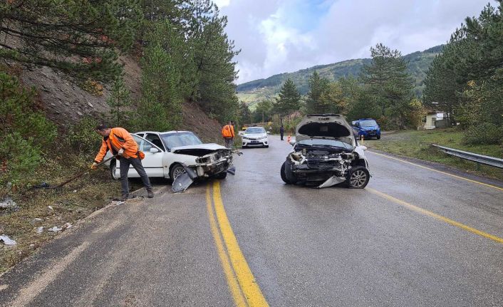 Otomobiller kafa kafaya çarpıştı: 6 yaralı