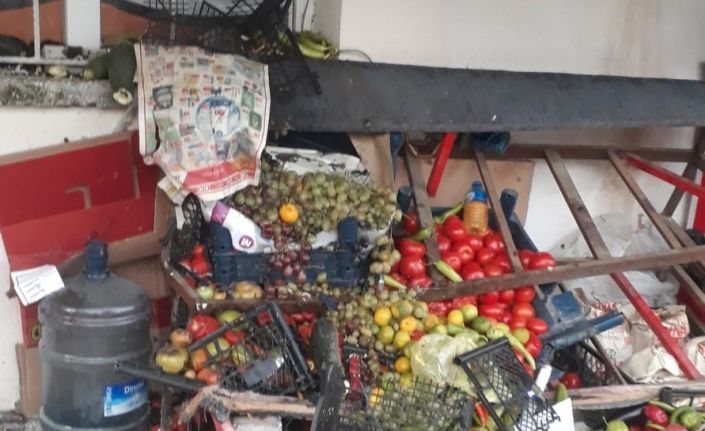 (ÖZEL) Alkollü sürücü polisten kaçarken otomobili mahalle bakkalına daldı