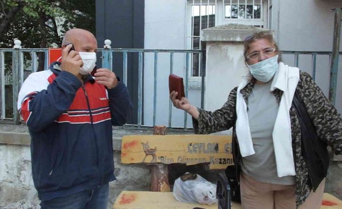 (Özel) Balıkesir’de yolda düşürülen emekli maaşını bulan kadın sahibine teslim etti