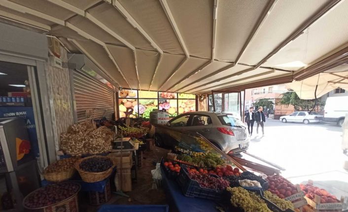 (Özel) Başkent’te kaza yapan otomobil marketin manav reyonuna daldı