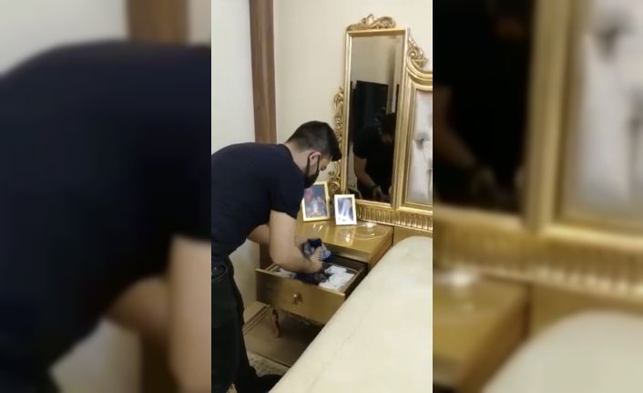 (Özel) Beyoğlu’nda polisi bile şaşırtan olay: Çoraptan tabanca çıktı