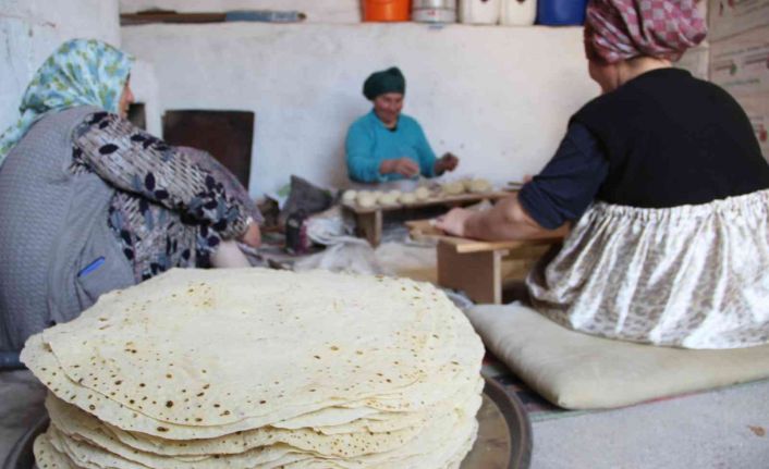 (Özel) Bu ekmekleri bir günde yapıp 1 yıl boyunca yiyorlar