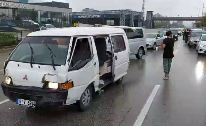 (Özel) Bursa’da çalıntı araçla polislerden kaçan şüpheli 5 araca çarparak durabildi